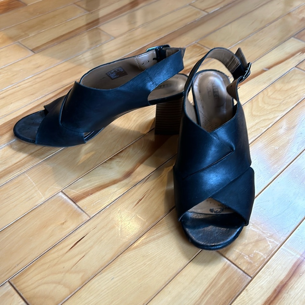 Clark’s black leather wrap shoe size 8